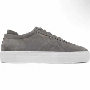 Arigato skor - As snygga arigato skor som är jätte trendiga inom Stockholmstilen men passar allt och alla, slutsålda. Ny pris 2600kr. Försmå för mig därför jag säljer de. Kontakta mig för fler frågor 🙌🏼💓🌟👌🏼KOM MED EGET PRIS ELLER BYTE 🙌🏼