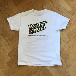 Bronze t shirt - Vit storlek medium clean bronze besring tröja, knappt använd, bra och snygg.