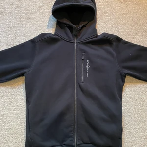 Sail Racing Zip Hoodie Strl L - Säljer min Sail Racing zip hoodie då den tyvärr inte passar längre. Använd ett fåtal gånger och i väldigt bra skick. Ny pris 1200kr.