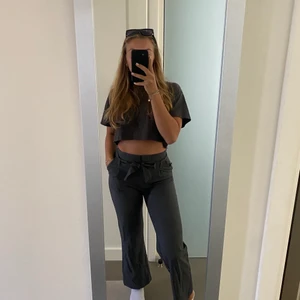 Kostymbyxor pimkie - Supersköna kostymbyxor från pimkie! Tyvärr för små för mig 🤍 mörkgråa