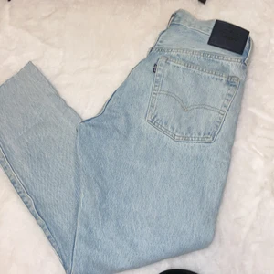 Levis - mom jeans  - Storlek : W 27  Märke : Levis  Aldrig använda - lappar avtagna  Höga i midjan .  Säljer för att de inte passar. Vet inte heller vilken modell de är . 