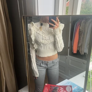 Volang Tröja från Zara - Fin beige tröja med snygga detaljer!!! Köparen står för frakten. Säljer pågrund av att den ej kommer till användning, endast använd fåtal gånger ❤️ . Pris kan diskuteras! Original pris 400 kr.