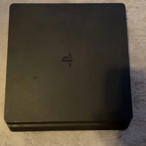 Ps4  - Säljer mitt ps4 haft den i 2 månader, kontroll och headset ingår, lite repor men syns inte