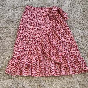 Superfin blommig kjol - Säljer denna supersöta kjolen som nu är för kort för mig (är ca 170cm) är flera intresserade blåe det budgivning. Kan du inte möta upp mig så står du för frakten💗