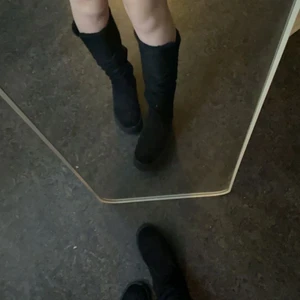 Höga skor - Säljer mina höga skor med fluff i, köparen står för frakten!! Storlek 38 Använda EN gång!!