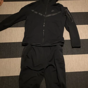 Nike Techfleece - Nike techfleece set i storlek M. Haft ett tag så Lite nopprigt och byxornas snören saknar ändar. Annars inget fel på det. Pris kan diskuteras
