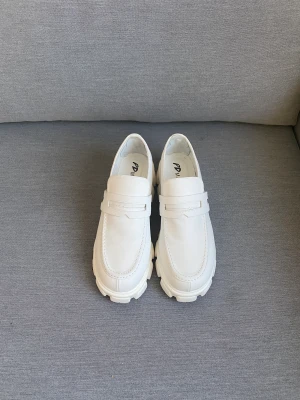 Vita Loafers  -  Ej använt dem, jätte fina men lite före stora för mig, om du har storlek 43,5 så kommer dem passa dig.   Köpte dem för 500kr