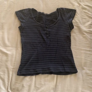 Brandy Melville tröja - Jag säljer denna superfina tröja från brandy! Den är använd endast ett fåtal gånger och ser helt ny! Säljer pga att den inte kom till användning! Den är one size men skulle väll passa xxs-s!💕💕