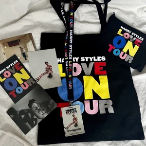 Harry Styles Merch Kit - Harry Styles merch kit. 300kr. Ingick vid VIP-biljett på hans konsert förra året.