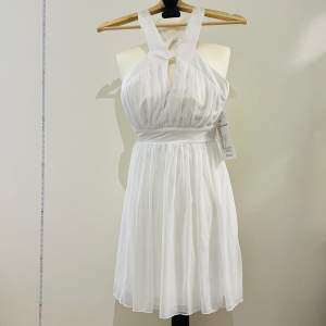 Helt ny!! Kort vit klänning som passar till fester, perfekt till studentfest! Nypris 800kr