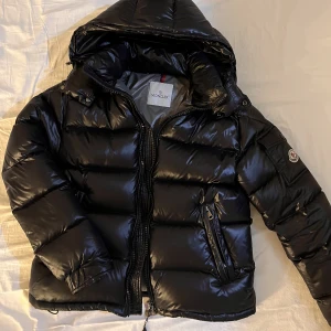 Moncler jacka - Moncler maya jacka som jag fick i födelsedagspresent och använt i 2 månader. Jackan är 10/10 skick skriv för mer info!