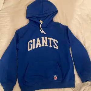 en blå giants hoodie från hm, använd fåtal gånger så väldigt bra skick (tvättat 1 gång). väldigt fin men komemr tyvärr inte till användning därav säljer jag den 💓🫶🏼  storleken är xs men skulle passa en s oxå.