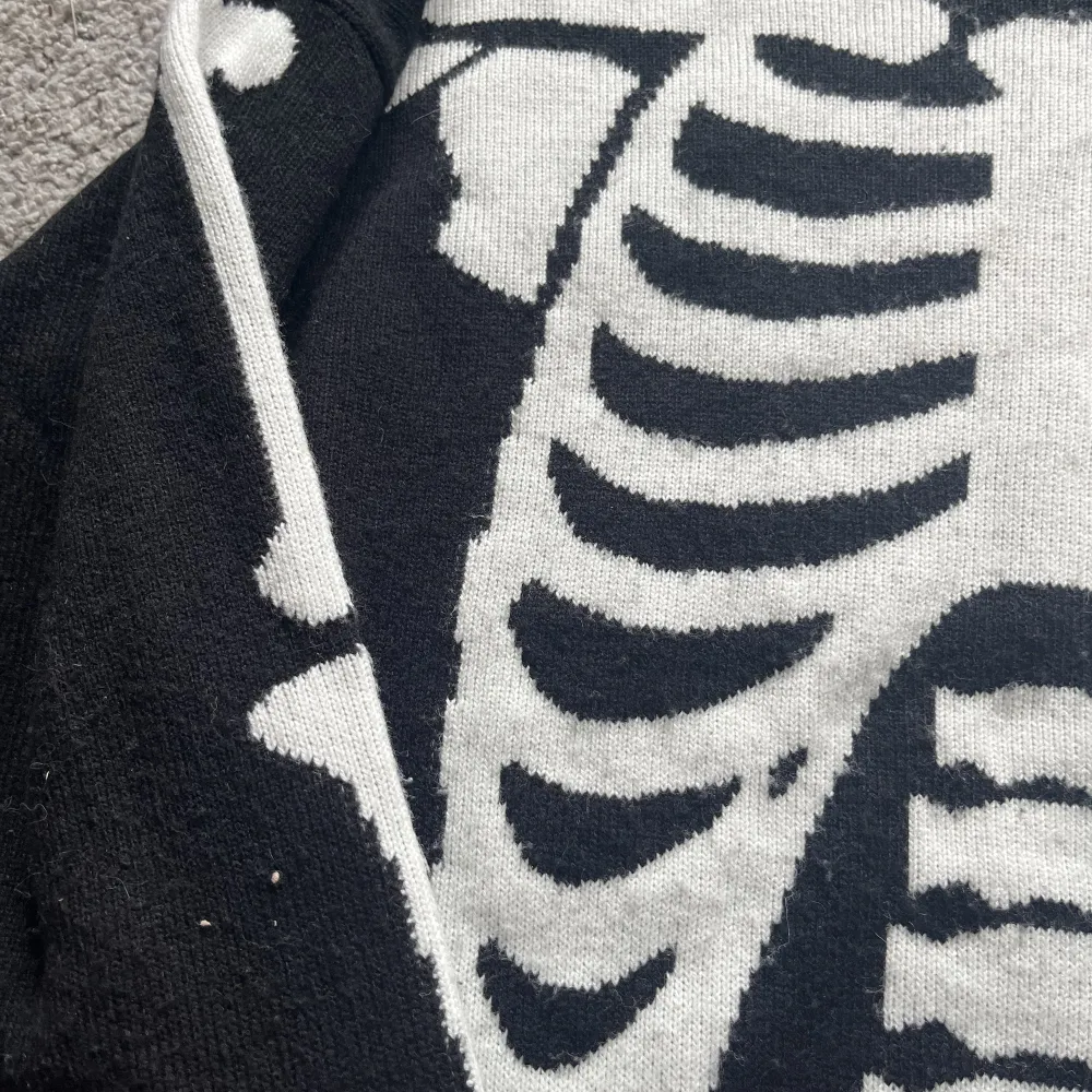 Säljer denna asfeta skelett tröjan, då jag ändrat stil och den därför inte kommer till användning längre!. Hoodies.