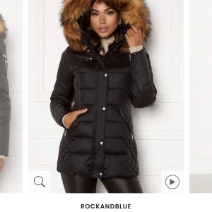 Rockandblue jacka strl 36 - Svart Rock and Blue jacka i modellen Beam mid. Faux fur pälskrage i färgen natural. Jackan har använts två vintrar utan pälskragen som är helt oanvänd.  Nypris 3299. Finns en reva på ärmen som visas på sista bilden.