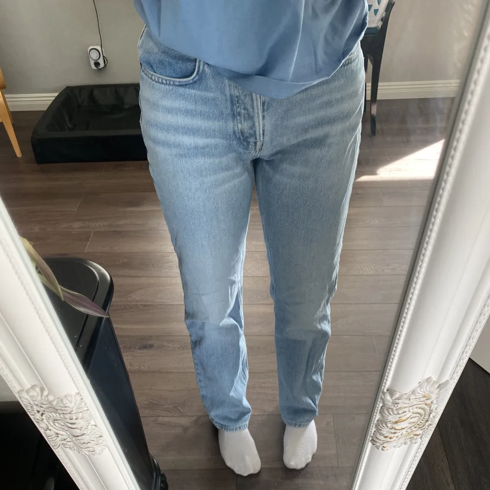 Säljer dessa blåa jeans från h&m i storlek 36, dom är inte myvket använda säljer dom för 120kr, jag är ca 170cm. Jeans & Byxor.