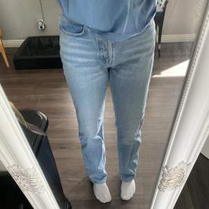 Säljer dessa blåa jeans från h&m i storlek 36, dom är inte myvket använda säljer dom för 120kr, jag är ca 170cm