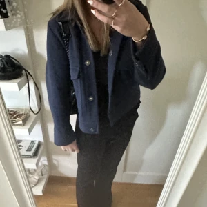 Kappa - Kort marinblå kappa från esperit. Bara andvänd under förra våren men inget som märks. Finns med extra knapp ifall någon skulle trilla av på kappan.  Köparen står för frakten.