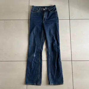 Mörkblå jeans från Weekday. Stl 25/32. Högmidjade. Jag är 170cm för referens. Mycket bra skick!! Säljer pga de är för små för mig. 