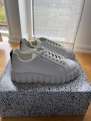 Eytys Odessa - Helt nya eytys odessa Lether White. Storlek 41, aldrig använda. Nypris 2000kr. Pris kan diskuteras vid snabb affär