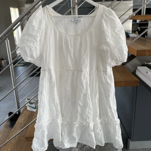 Vit Klänning  - Supersöt vit klänning med snöre i midjan  från & other stories, perfekt till konfa/skolavslutning/student/midsommar. Använd 1 gång. Nypris 890kr.