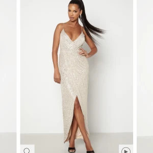 Balklänning  - Säljer nu denna fina klänning som aldrig är använd, glömde returnera 😅 passar perfekt till balen☺️