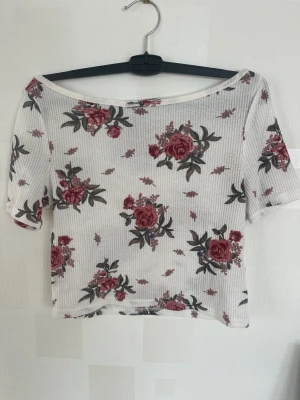 Blommig t-shirt - Hej säljer nu min blommiga t-shirt från HM storlek M