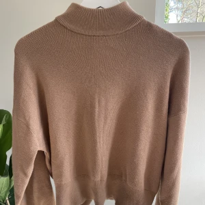 Stickad tröja - En stickad brun tröja från Hm i storlek XS, men den fungerar som en S också😊 Den har väldigt mjukt och skönt material