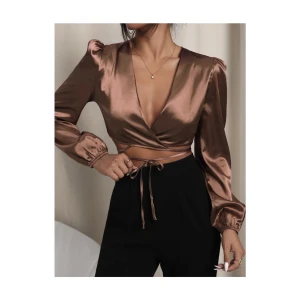 Topp - ”Fest” topp i storlek S, endast provad. Det finns en tunn reva på ena ärmen som fanns där när jag fick hem toppen, men den syns knappt (finns på sista bilden). Säljes pågrund av att den var för liten för min byst.