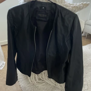 Skinnjacka  - Såå fin vintageskinnjacka i riktigt läder, från ett italienskt märke så liten i storleken💕 dragkedjan går upp av sig själv ibland men tycker inte att det gör något när man ändå vill ha den öppen! Dyr i inköp men har hittat en annan så säljer vidare denna❣️