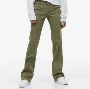 Lågmidjade byxor  - Vill jättegärna byta dessa jättesnygga lågmidjade gröna byxor i storlek 38 till storlek 36 eller 34 från hm då de var för stora på mig.