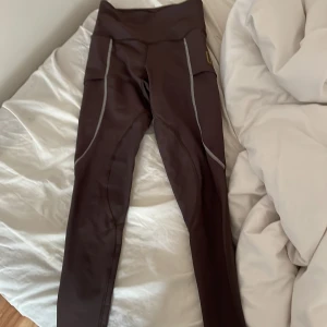 Mayadelorez ridbyxor - Säljer dessa fina md byxor för 600kr+frakt inte använda så mycket och bra skick storlek xs, färgen är svår att förklara men typ brungrå aktiga typ🥰halv skoning!