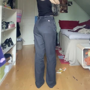 Dickies 874 - Svarta Dickies 874 (ser grå ut på bilden pga ljuset), de är använda och inte längre stela men inte särskilt slitna, midjemått: 39cm innerbenslängd: 80cm