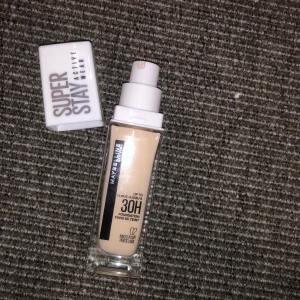 Maybelline new york Foundation  - Maybelline new york foundation i färgen 02 ivory naked  Har använt 1 gång 