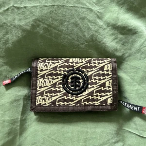 Plånbok - En välkdigt snygg barn plånbok som är i super bra skick. Har dock ingen användning av den längre! 