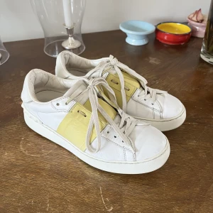 Valentino skor - Säljer dessa gula Valentino Open Sneakers i storlek 38. De är väl andvända men har mycket liv kvar!❤️