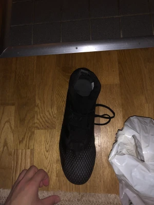 ADIDAS FOTBOLLSSKOR - Snygga adidas fotbollsskor som bara har används i 1 månad så de är mycket rena och fina, storlek 45