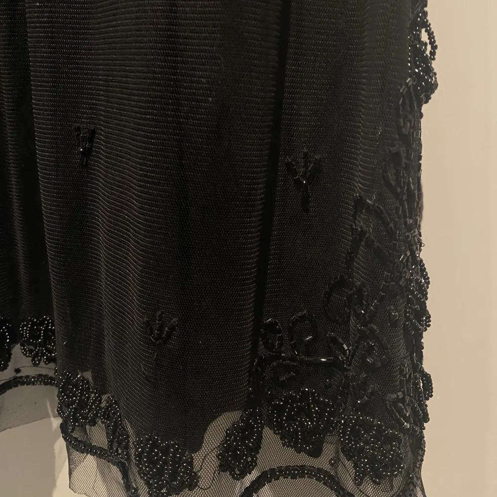 En superfin klänning i svart med pärl detaljer. Klänningen är köpt från Vila för 450, jag säljer den för 150. (Köparen står själv för frakten) ❤️. Klänningar.