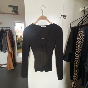Tröja - Svart långärmad tröja med V-ringning från Pieces. Köpt på Sellpy. Använd fåtal gånger, fint skick. Samfraktar gärna! ❤️
