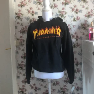 Thrasher tröja - Svart thrasher tröja. Den har gott sönder vid halsen 🥂📦