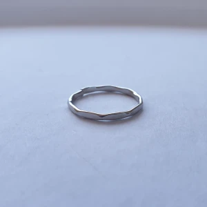 Silverring - En lite kantig silverring, som knappt blivit använd.
