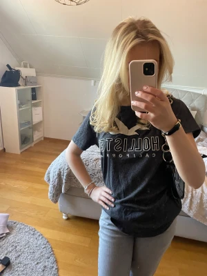 T-shirt från hollister - Tryck gärna på ”KÖP NU”. Nästintill oanvänd t-shirt från hollister i grått🤍 storlek XS men stor i storleken så den är mer som en M.