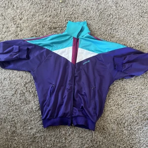 Retro adidas hoodie - Det är en retro adidas hoodie som är i 8/10 skick. Skriv för mer info