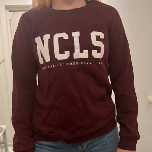 Sweatshirt  - Vinröd sweatshirt från Gina Tricot. 