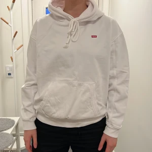 Hoodie  - Oanvänd hoodie från Levi’s.  Rensar ur min garderob inför våren 🌼. Kika och se om du ser något mer i min profil som du gillar så skickar jag med allt i samma paket! 🤩