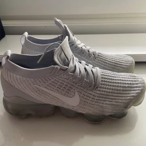 Nike vapormax  - Använd några gånger. Det är i tygmaterial därav smuts men välvårdade 