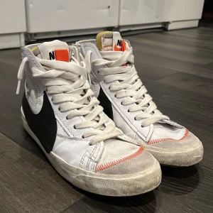 Nike Blazer Jumbo - köpta 2020 använda typ 10-20 gånger lite smutsiga annars 8/10 skick