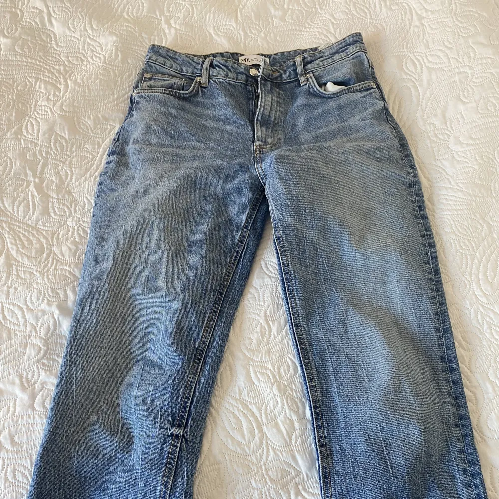 Highwaist jeans från Zara, slitts vid bena. Endast använda få gånger, säljs då de inte kommer till användning!. Jeans & Byxor.