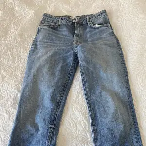 Highwaist jeans från Zara, slitts vid bena. Endast använda få gånger, säljs då de inte kommer till användning!