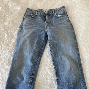 Zara jeans med slits vid benen - Highwaist jeans från Zara, slitts vid bena. Endast använda få gånger, säljs då de inte kommer till användning!