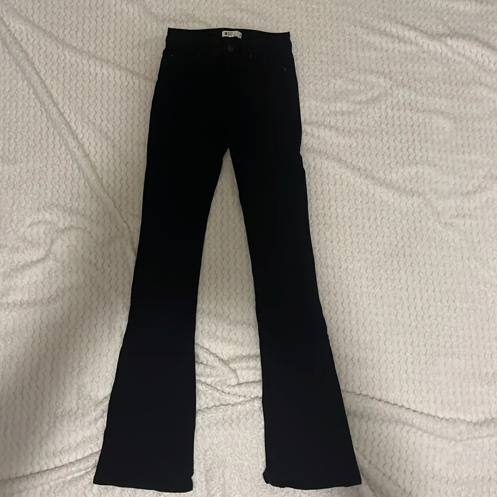 svarta bootcut jeans från Gina tricot💗kontakta om ni har frågor💗. Jeans & Byxor.